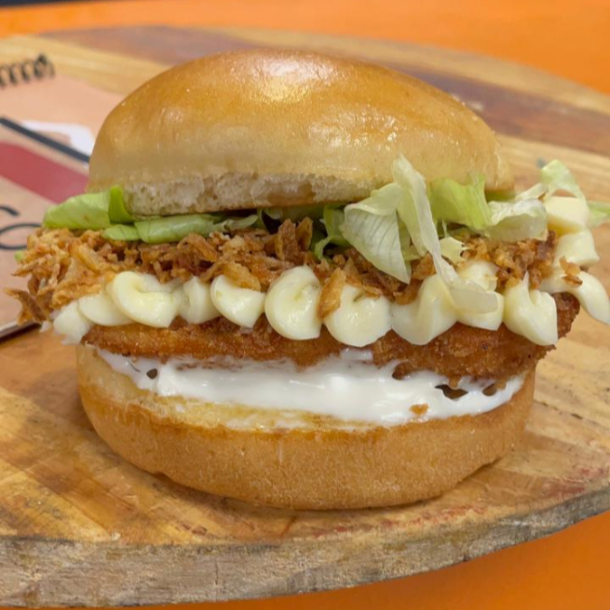 Pão brioche, file de frango crispi, alface ameriacano, Catupiry Original, cebola crispi e na base nossa maionese defumada