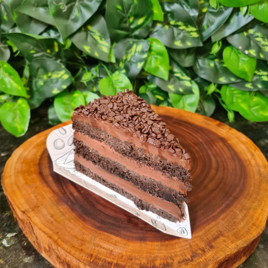 Nosso trovão belga. Massa 100% cacau, recheada e coberta com brigadeiro belga, numa massa bem molhadinha. Decorado com flakes de chocolate. Essa é ideal pra quem ama chocolate!!