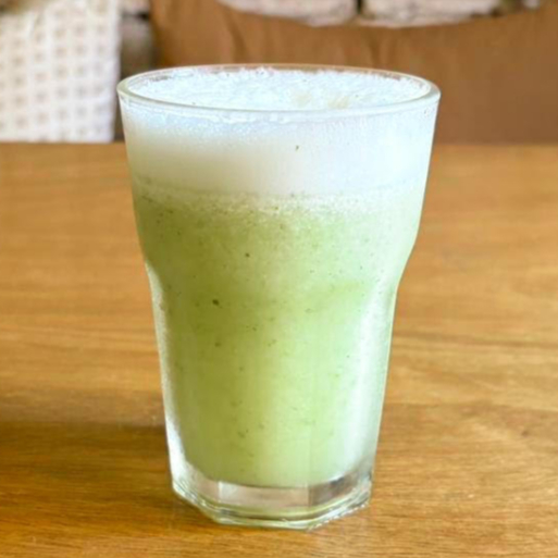 Suco feito com pedaços congelados de abacaxi e folhas frescas de hortelã. 300ml