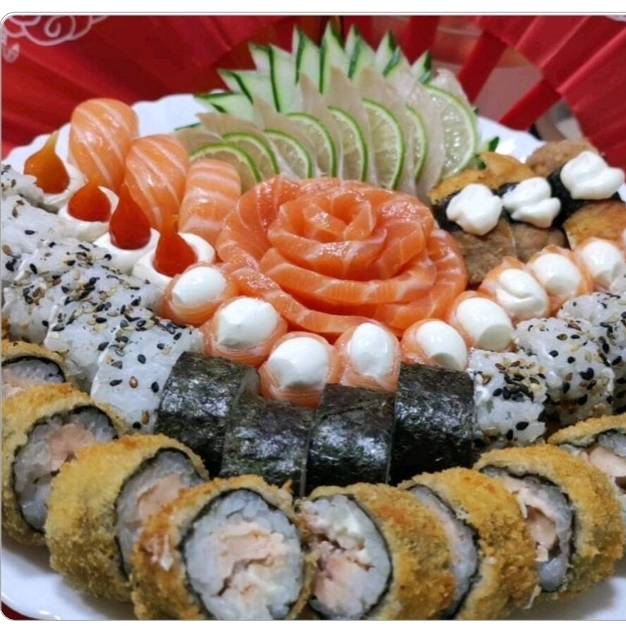 8 sashimis de salmão, 8 sashimis de tilápia, 6 niguiris variados, 8 gunkan variados, 10 uramaki variados, 10 hot filadelphia