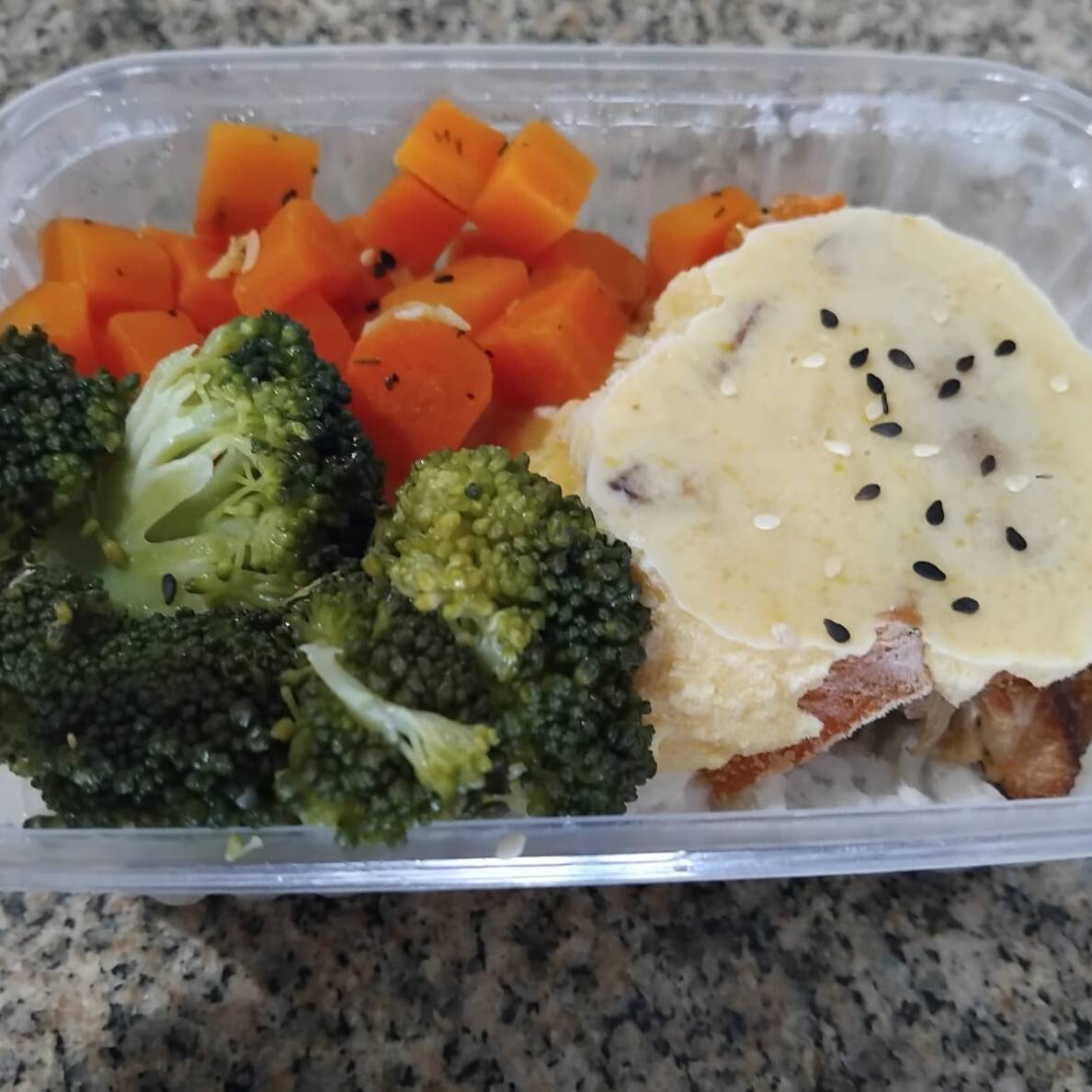 filé de sobrecoxa recheada com bacon cebola e cenoura, arroz integral , beterraba cenoura