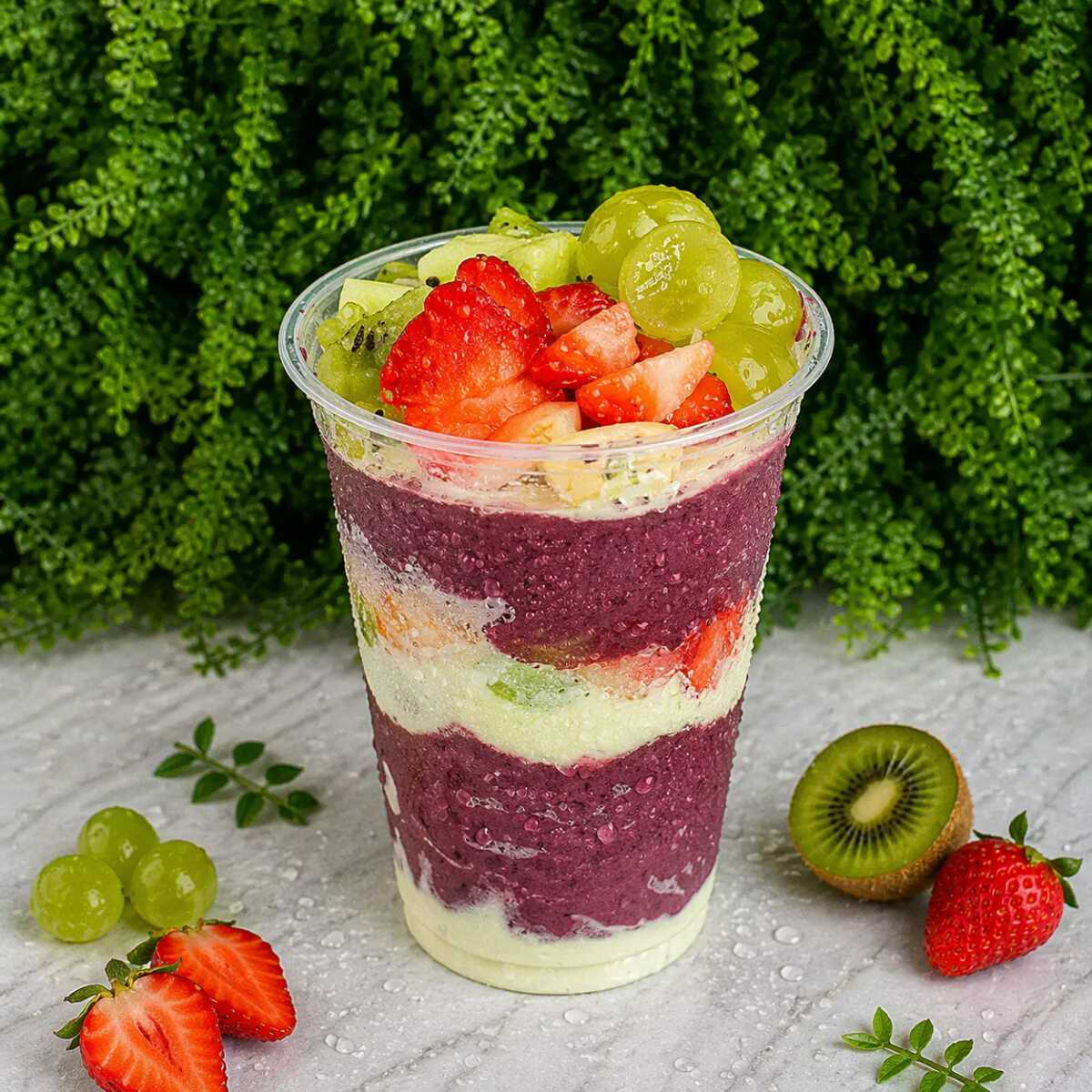 Delicioso Açaí Cremoso E Refrescante Com Uva, Banana, Morango, Leite Em Pó Ninho E Leite Condensado. Uma Mistura Perfeita De Frutas E Cremosidade!