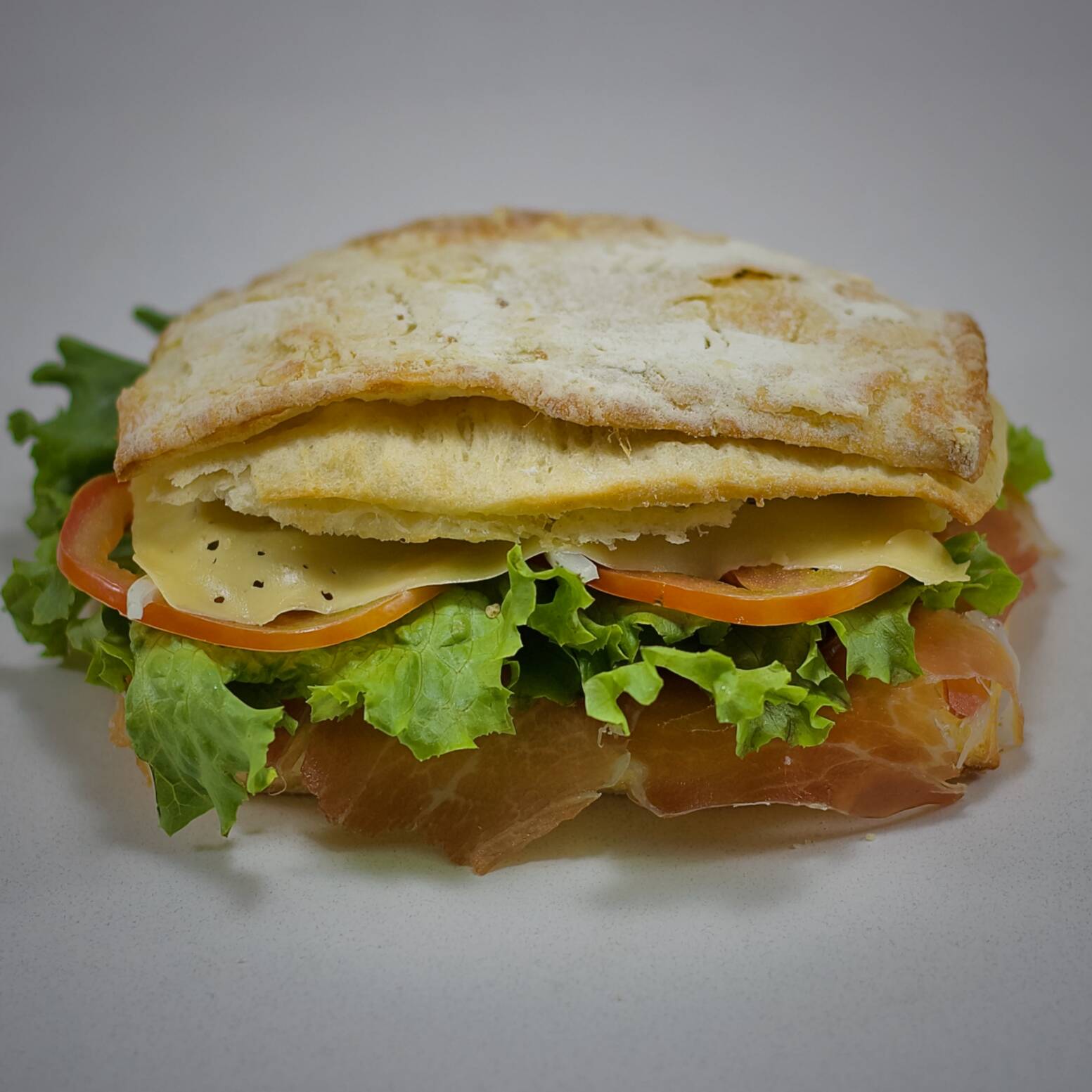 Chapata de jamón serrano.