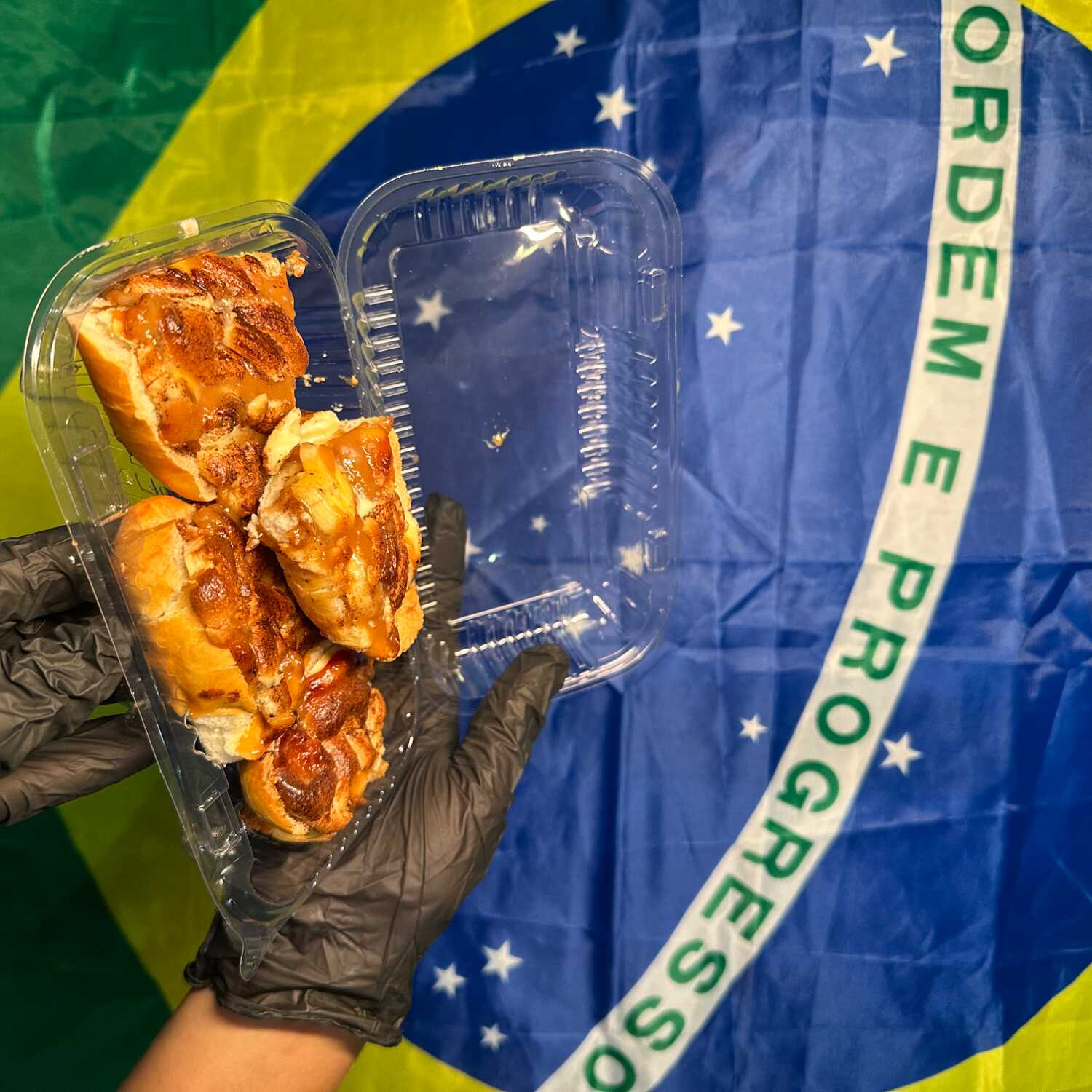 🍌❄️ BANANA NEVADA – A SOBREMESA Nº 1 DA CASA! ❄️🍌
Uma criação exclusiva do Espetinho no Filé que conquistou nossos clientes!
Deliciosa combinação de banana, doce de leite cremoso, chocolate branco e um toque especial de canela, servida com pão francês fresquinho para deixar a experiência ainda mais irresistível.
Uma sobremesa única, feita por nós, perfeita para quem ama sabores marcantes e aquela mistura de doce com aconchego.