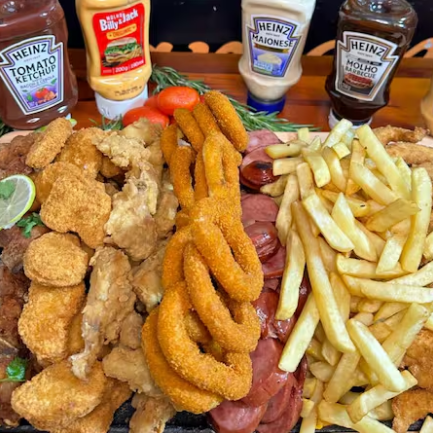 Nosso combo ouro acompanha frango a passarinho, nuggets, gurjão de peixe, anel de cebola, linguiça calabresa, batata frita e gurjão de frango. Grátis refrigerante 2l( Kuat). Aprox. 2.300g Escolha até 3 molhos da sua escolha.