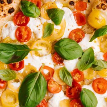 muçarela, presunto, milho, bacon, catupiry e tomate seco