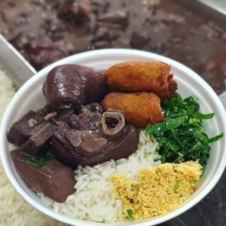 acompanha arroz / feijoada / e acompanhamentos / acompanha frango a passarinho
