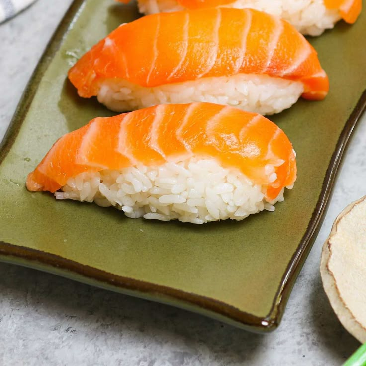 Nigiri de Salmón (2 pzas)