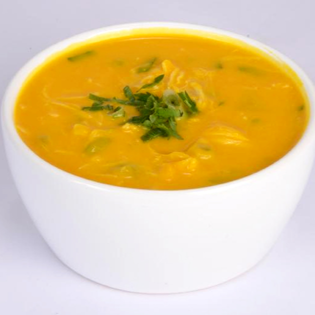 Delicioso caldo de abobora cabotia com frango desfiado