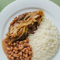 Pernil acebolado com arroz, feijão, couve e farofa.