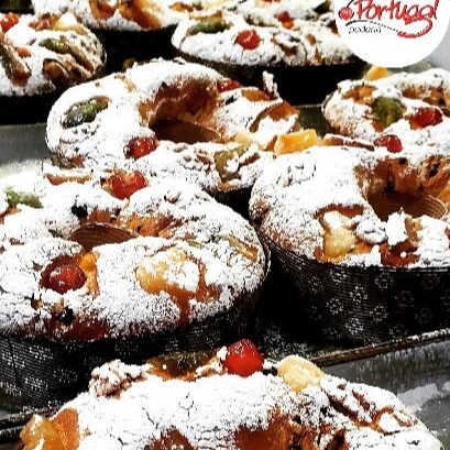 Receita típica portuguesa, de forma redonda, com grande buraco no centro, é feito de uma massa amanteigada e fofa misturada com passas, nozes, cereja, frutas cristalizadas e açucaradas.