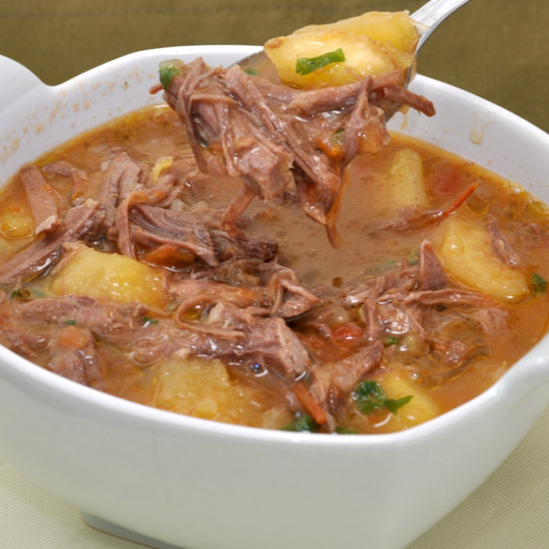 Este prato é composto por uma porção de aprox 450 mls de sopa de mandioca com costela bovina, acompamha torradinas de pão com oregáno, uma porção p de arroz branco e uma porção p de salada mista.
