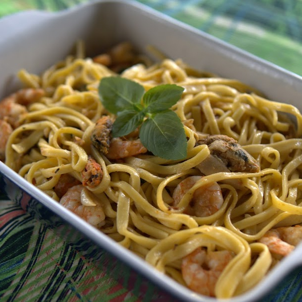 Talharim refogado com cebola, alho com camarões, mexilhões e manjericão para finalizar