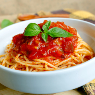Massa aldente acompanhada do nosso exuberante Molho Pomodoro, feito a partir de tomates selecionados, cozidos lentamente para realçar seu sabor. Acompanha sachê com Parmesão Ralado (15g). Escolha sua massa preferida: Penne, Fettuccine ou Spaghetti. Tags: Fettuccine, Penne, Espaguete, macarrão, massa, molho, pomodoro, tomate, comida italiana, promoção, executivo, bom e barato, desconto, entrega rápida.