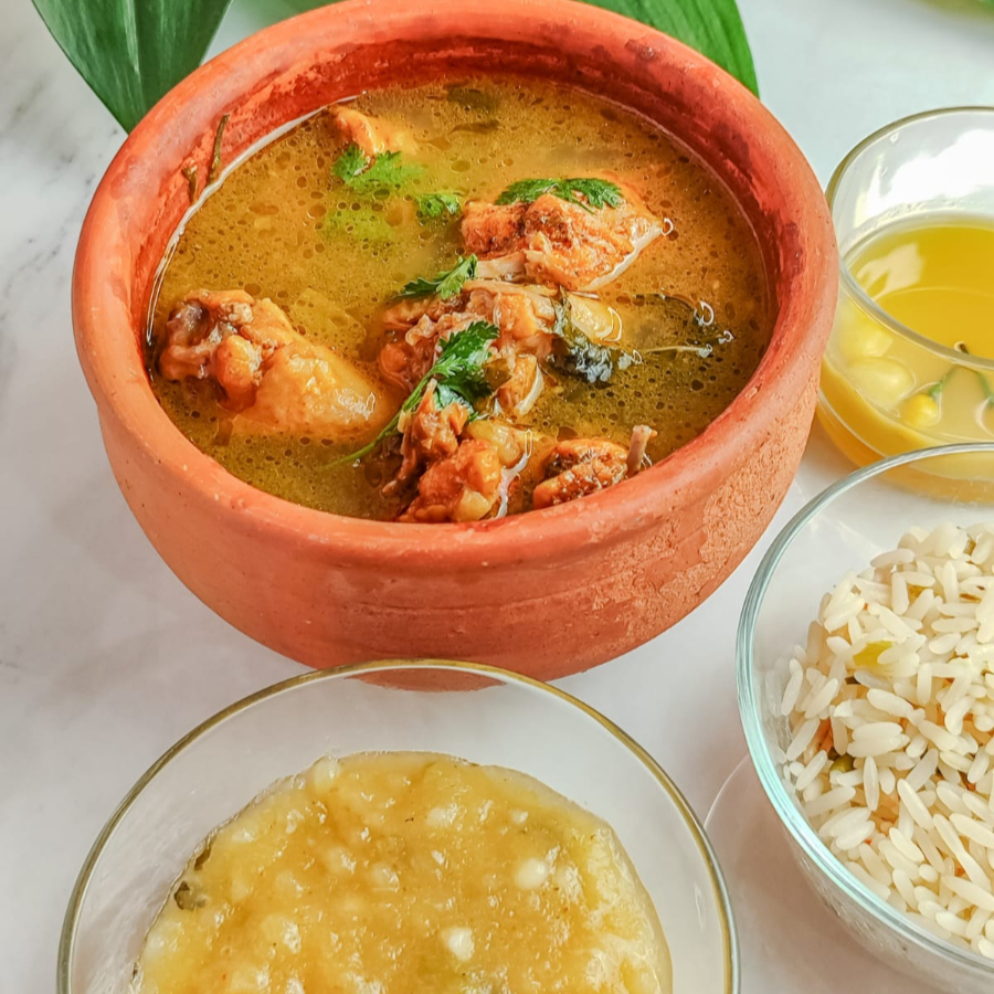 Delicioso caldo de galinha caipira (porção 500ml), acompanha arroz (145g) e pirão de farinha (145g). Serve uma pessoa.