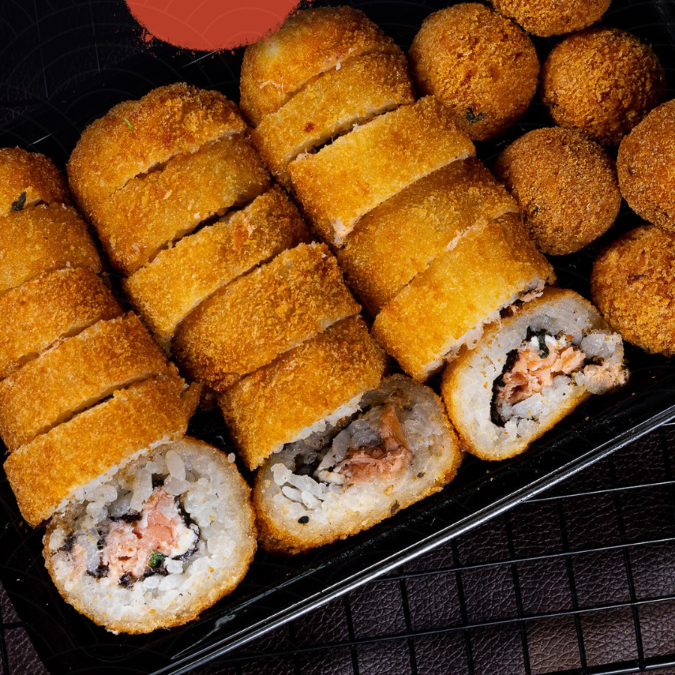 Promoção com Hot 28 peças (12 Hot Filadélfia, 6 Hot Skin e 10 Fish Ball) + 1 Guaraná Lata 269ml bem Gelado :) Acompanha: 4 molhos tarê e 2 hashi. *Não trocamos peças.* Serve 2 pessoas