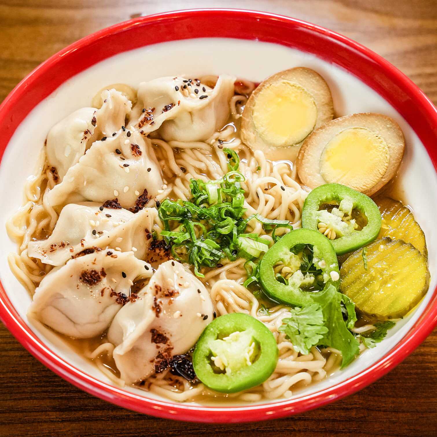 Ramen con Dumplings de Cerdo y Cebollin