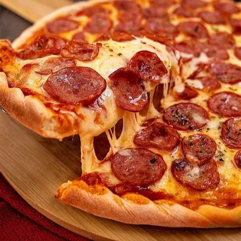 Deliciosa pizza com fatias de calabresa, mussarela, cebola e orégano.