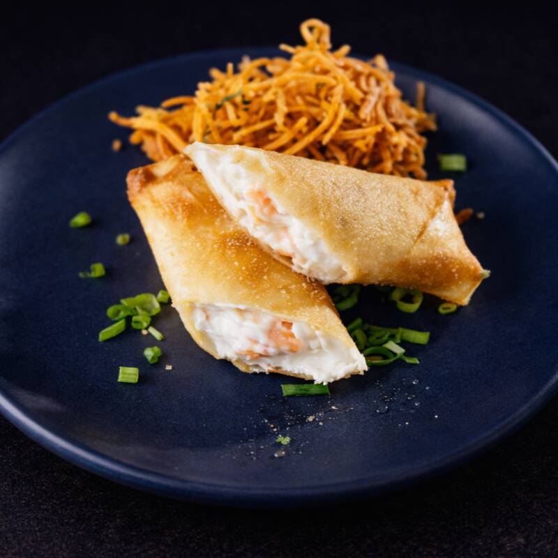 2 Unidades de rolinho na massa de harumaki com camarão e cream cheese.