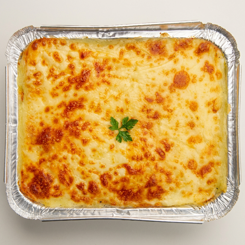 Purê de mandioca com recheio de frango , coberto com mussarela gratinada e Catupiry, acompanha arroz branco e batata frita
