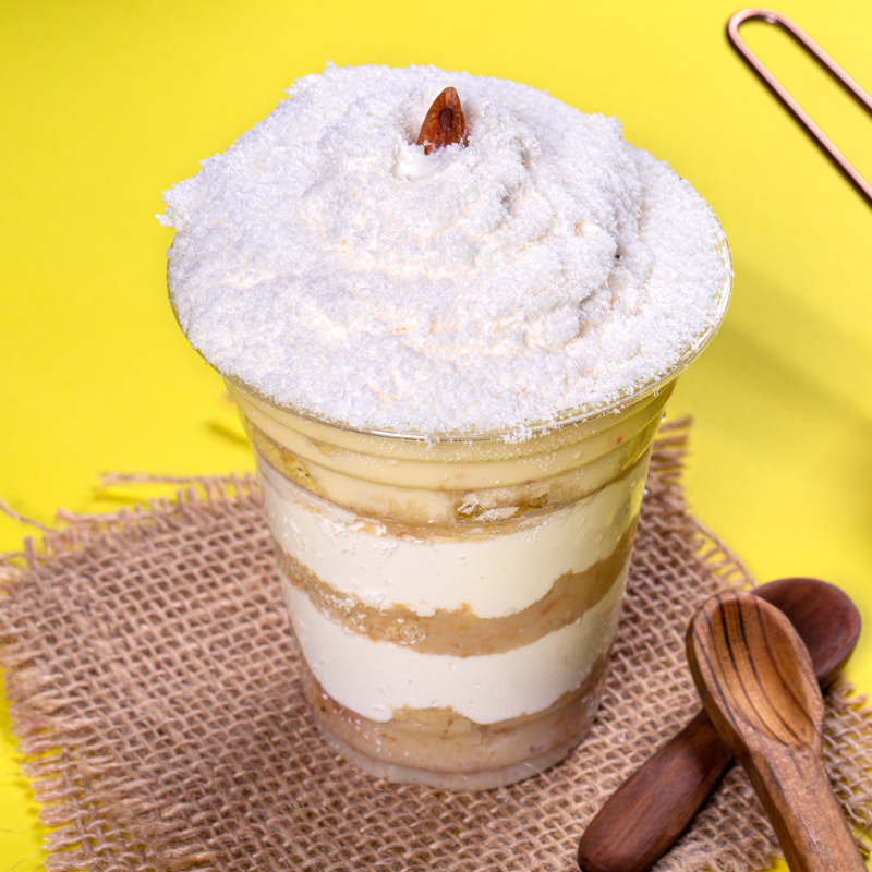A famosa receita italiana agora em nossos copos! Delicioso creme de Leite Ninho com Chocolate Branco, massa de pão de ló desconstruída, chantilly cremoso em meio ao coco ralado e finalizado com coco e amêndoa. Peso: 250 gramas. Serve 1 pessoa. - Importante: atendendo às melhores práticas de confeitaria, nosso produto é mantido semicongelado para maior frescor e qualidade.