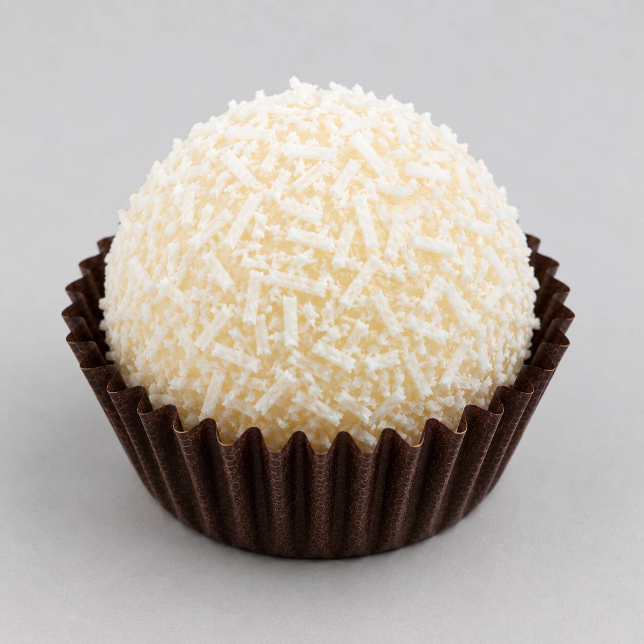 Tradicional beijinho de coco, macio e cremoso, feito artesanalmente com ingredientes selecionados.