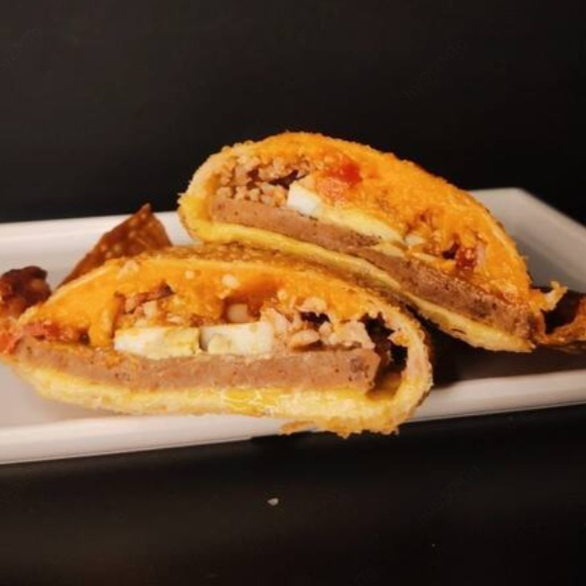 HAMBÚRGUER ,CHEDDAR,PRESUNTO,TOMATE,MOLHO BILLY JACK E BARBECUE