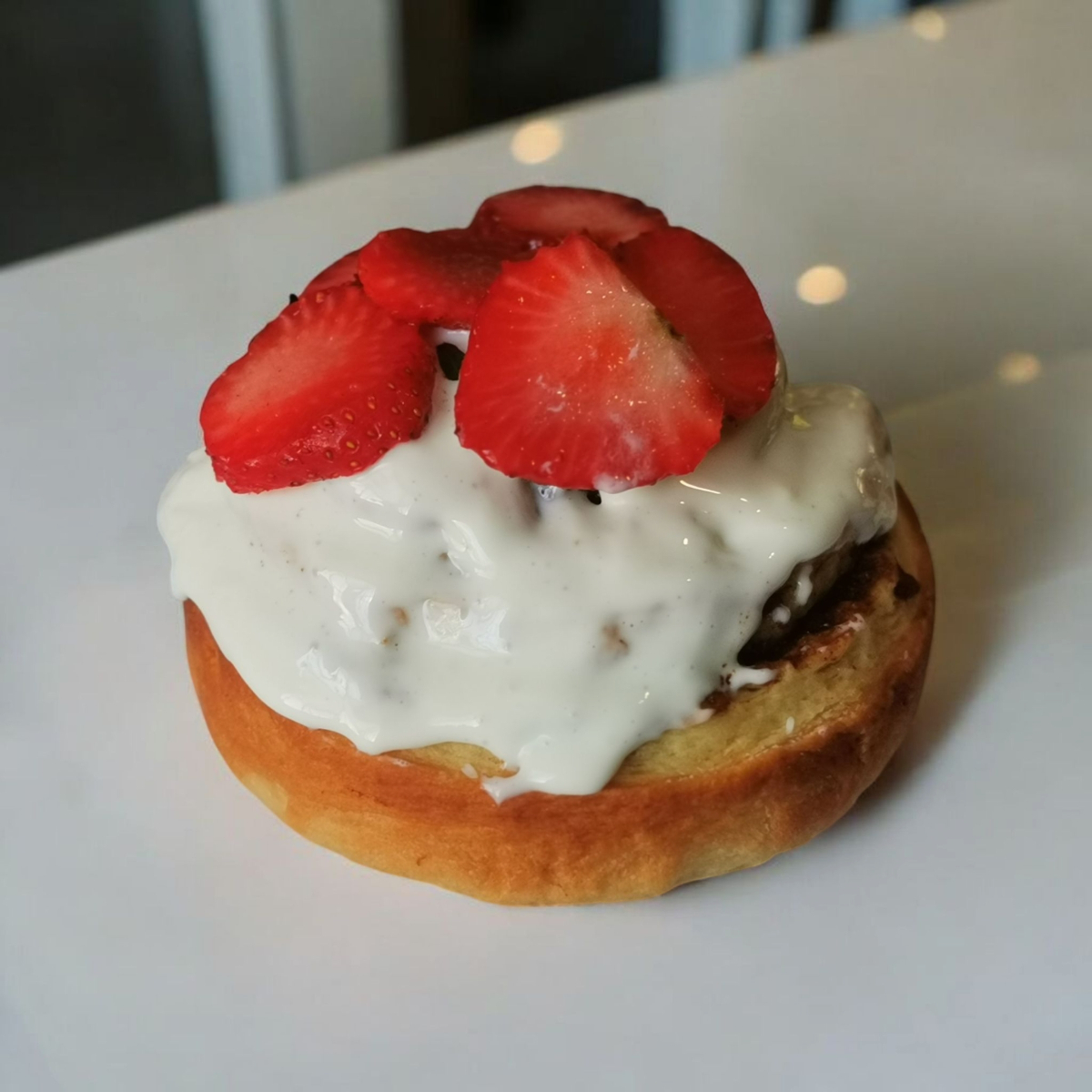 Roll Jumbo Glaseado con Fresa