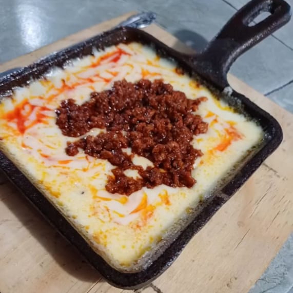 Queso Flameado con Chorizo