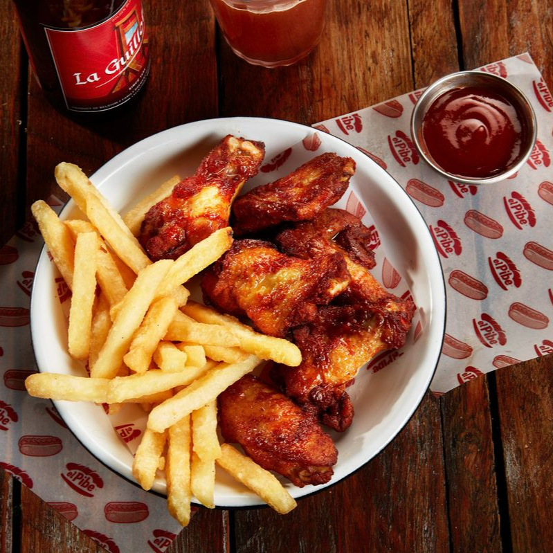 ALITAS CON PAPAS FRITAS