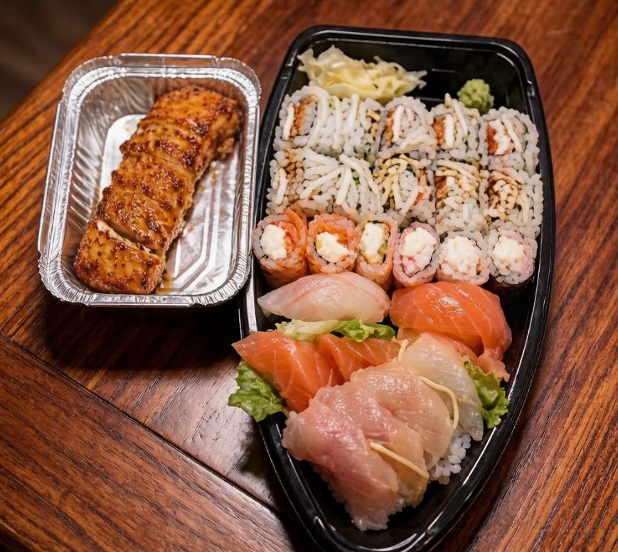 9 Sushis variados, 5 sashimis de salmão, 5 sashimis de tilápia, 4 niguiri variados, 6 gunkan variados, 1 gukan especial e 6 hot.