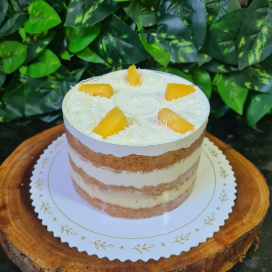 **Atenção: Produto Congelado Para Melhor Transporte** Bolo de baunilha com recheio de brigadeiro branco e doce caseiro de abacaxi e mousse de coco. Coberto com chantininho. Produto Enviado Congelado, possui 750grs e serve até 6 fatias. Tamanho 13x8cm.