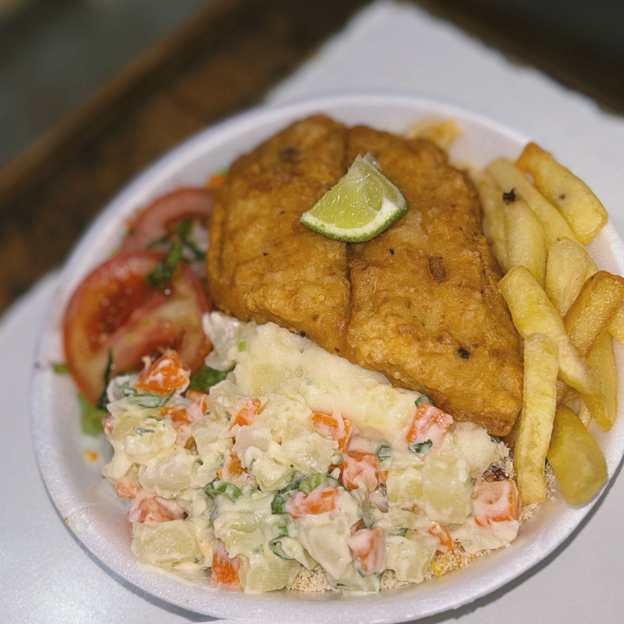 Arroz, feijão , macarrão, farofa salada, maionese, purê e fritas