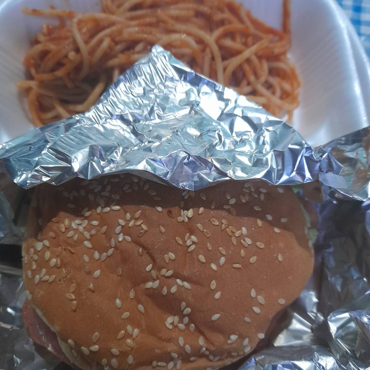Hamburguesa Hawaiana con Pasta+ te frío de 500ml