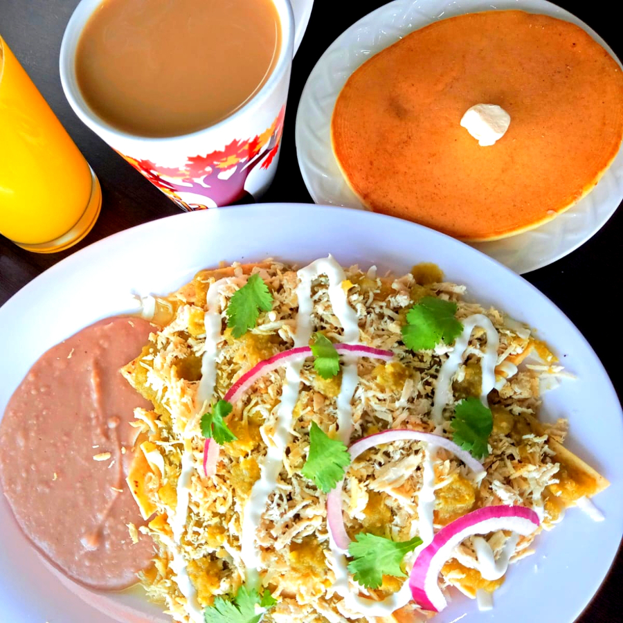 Combo Chilaquiles Pollo (Bebida y Hotcake)