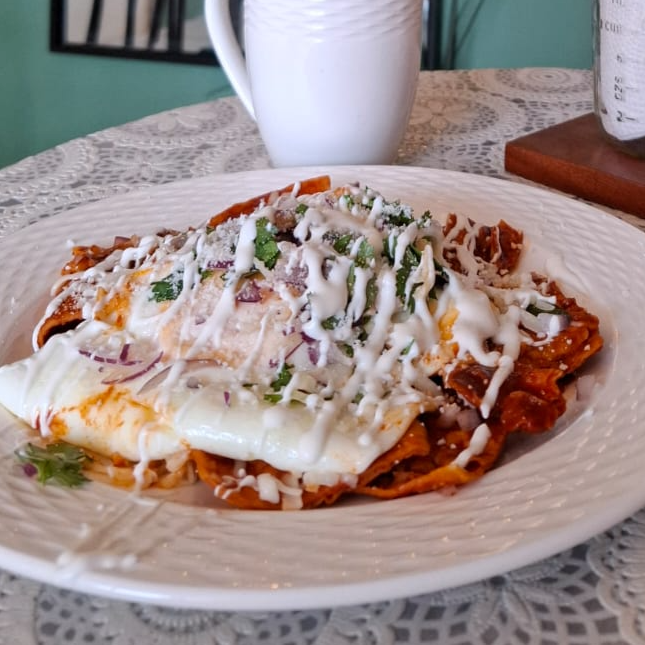 Chilaquiles Rojos con Huevo