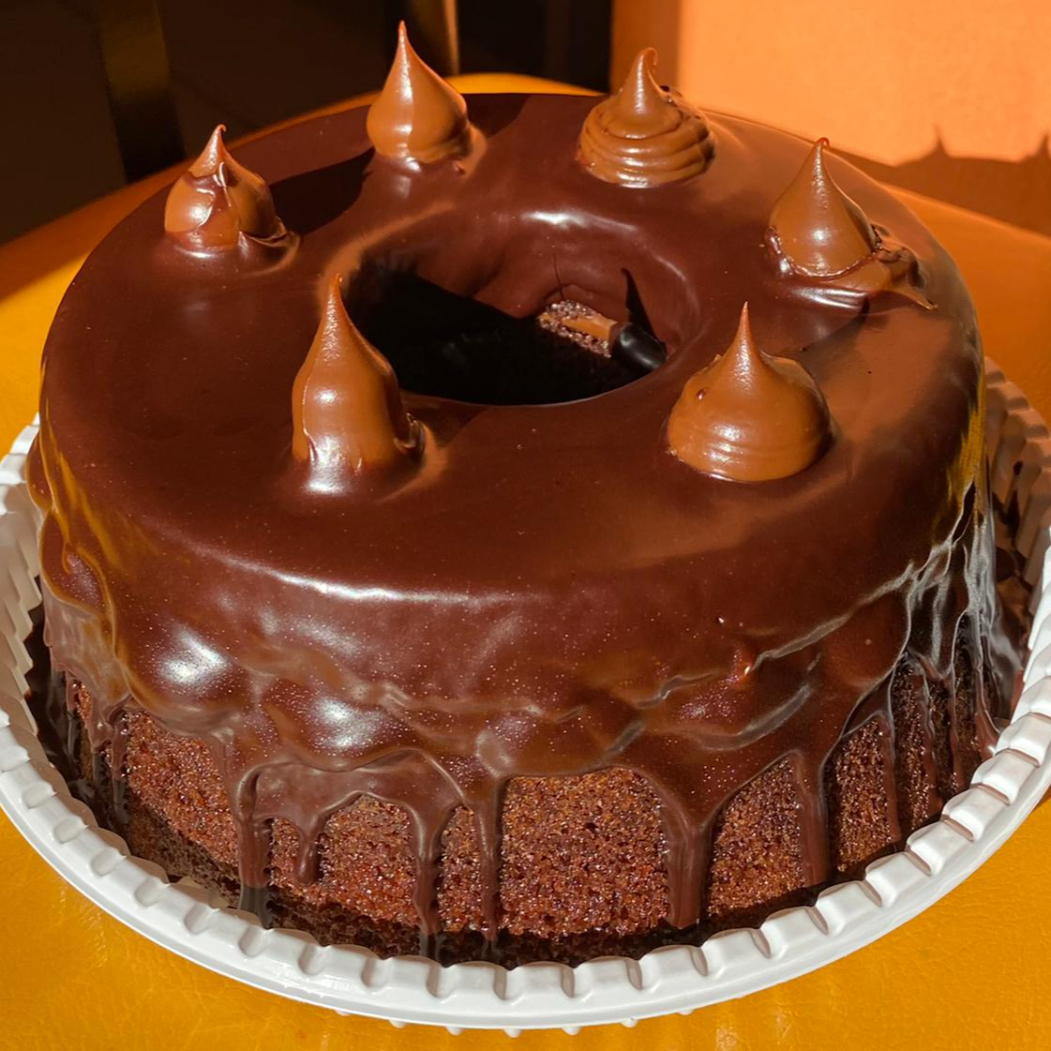 OVOS, AÇÚCAR, FARINHA, CHOCOLATE 50%, AVELÃ, CREME DE CHOCOLATE AO LEITE, GANACHE MEIO AMARGO