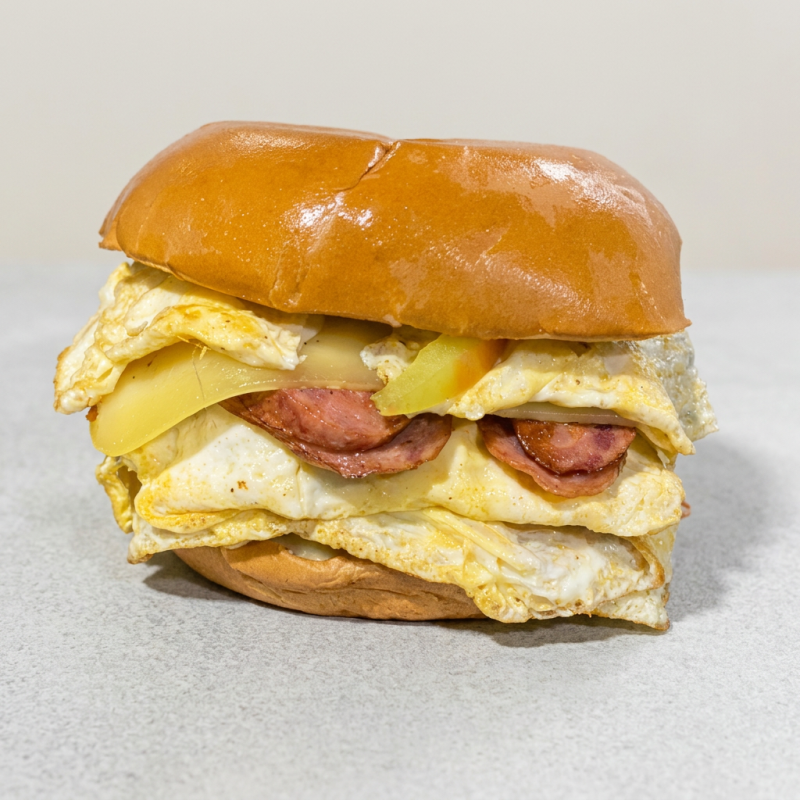 Pão, 2 carnes, 2 ovos, queijo, presunto, calabresa, cheddar, bacon, salsicha, tomate, pepino, milho, ervilha, alface, queijo ralado e batata palha, um verdadeiro banquete.