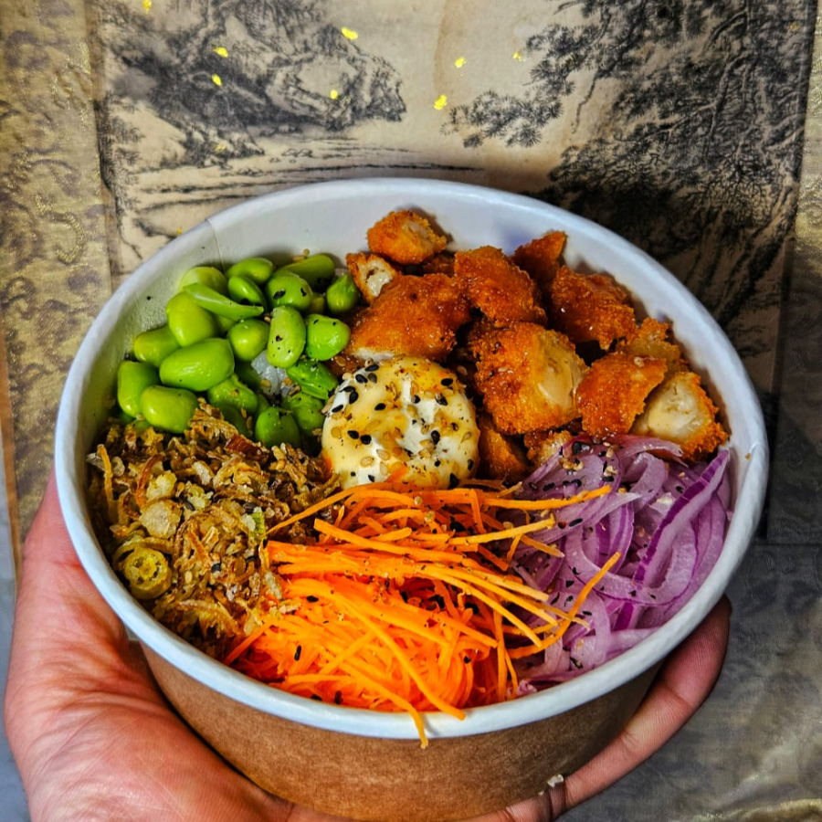 Frango empanado crocante com cream cheese, geleia levemente picante artesanal e crispy de cebola. Acompanhado de edamame, cenoura, cebola roxa e arroz japonês (shari). Finalizado com gergelim torrado. Um contraste perfeito entre doce, salgado e crocante que conquista em cada garfada!