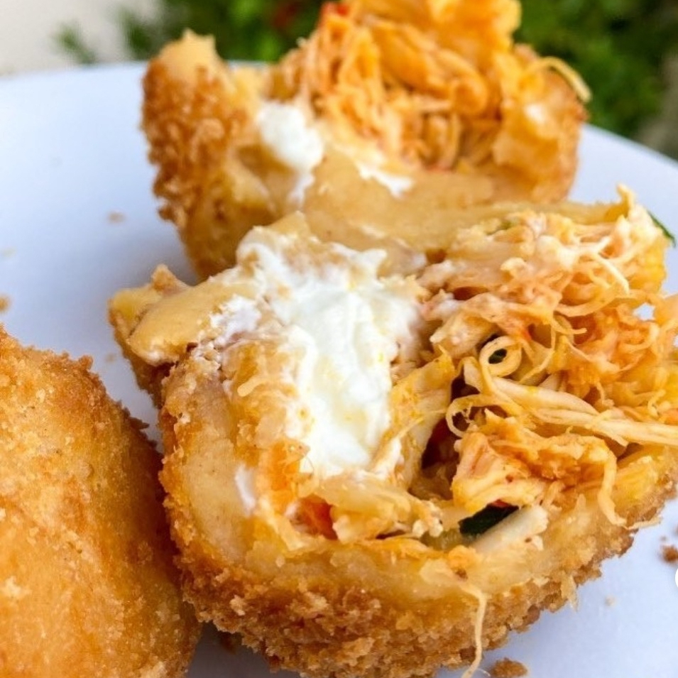 Uma coxinha de comer rezando. Massa feita com caldo de frango, com bastante recheio de frango e requeijão.