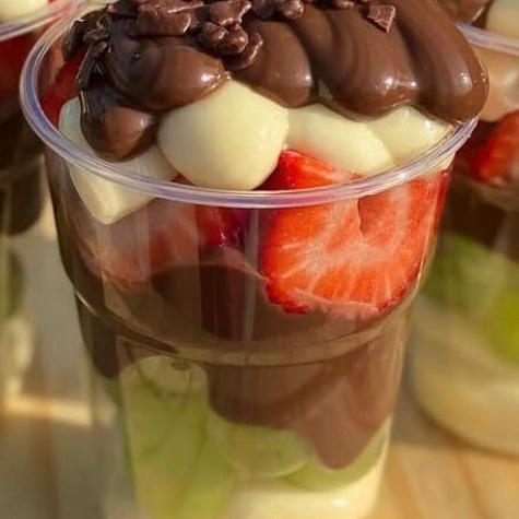 Copo da felicidade uvas sem sementes, morangos frescos , creme de ninho , brigadeiro