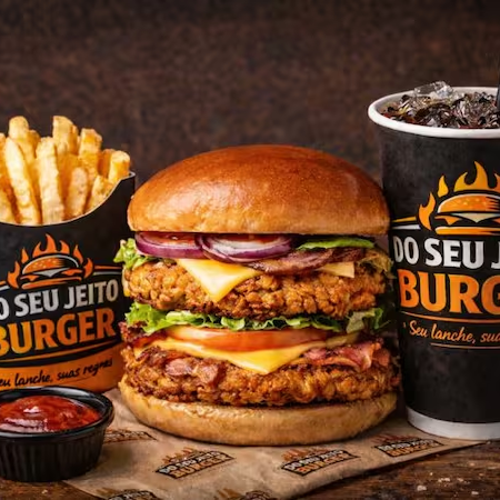 O combo ideal para os amantes de frango! Inclui um hambúrguer de filé de frango, uma porção individual de batatas crocantes e uma bebida a sua escolha. Uma explosão de sabores! (Imagem ilustrativa)