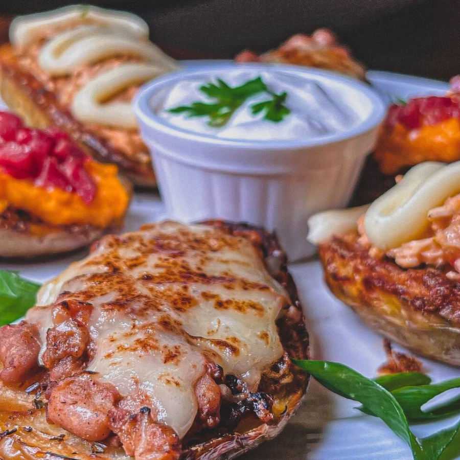 6 unidades de deliciosas batatas canoa recheadas a sua escolha. Acompanha molho sour cream.