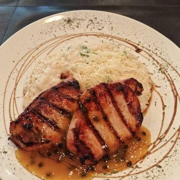 Lombo Grelhado com molho de tâmaras, arroz branco, creme de batata.