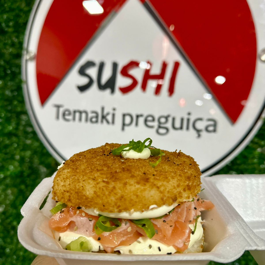 salmão, arroz, cebolinha e cream cheese