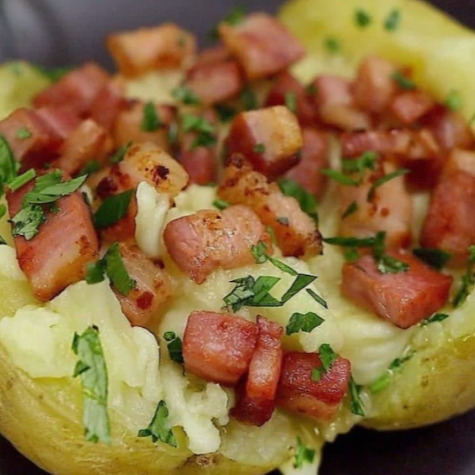 atata grande recheada com frango desfiado suculento ao molho branco cremoso, finalizada com bacon crocante e mussarela derretida, e batata palha. 🥔🍗🥓🥛