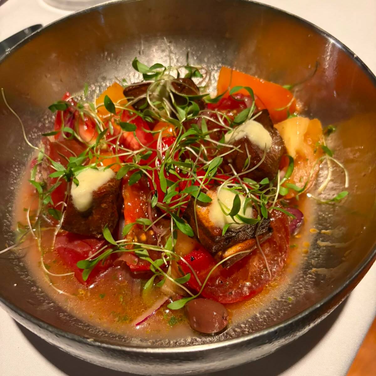 ENSALADA DE TOMATES HEIRLOOM Y ATUN
