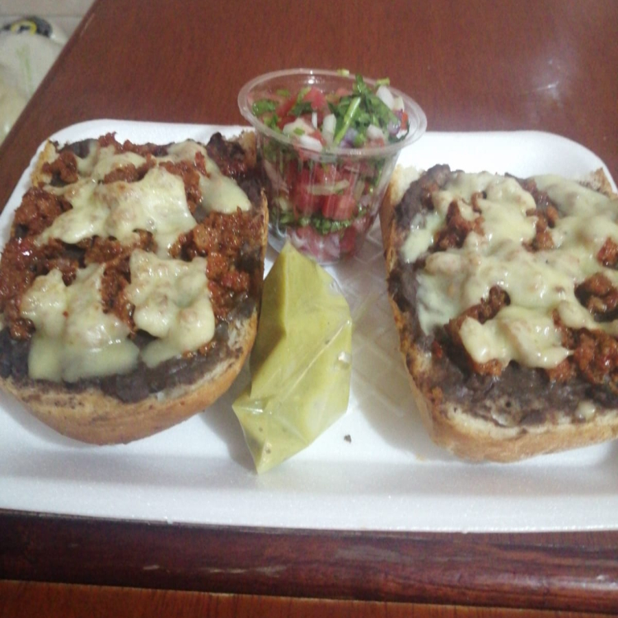 Molletes con Chorizo