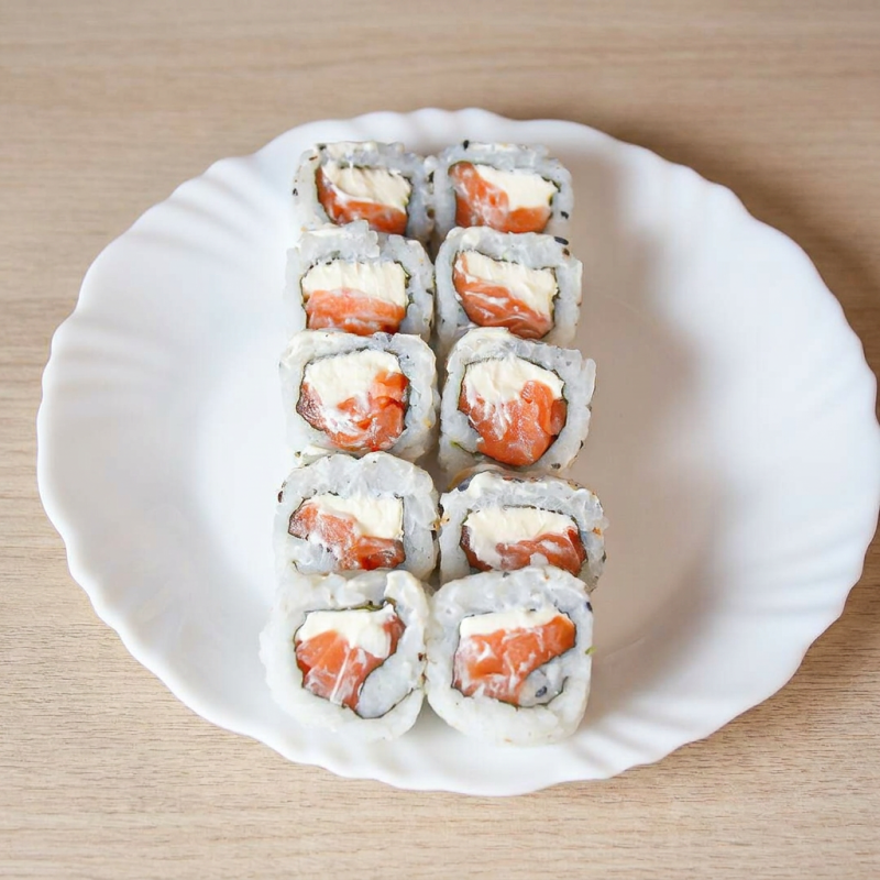 Clássico dos clássicos! Enrolado por fora com arroz e recheado com salmão, cream cheese e cebolinha. Cremoso, fresco e simplesmente irresistível.