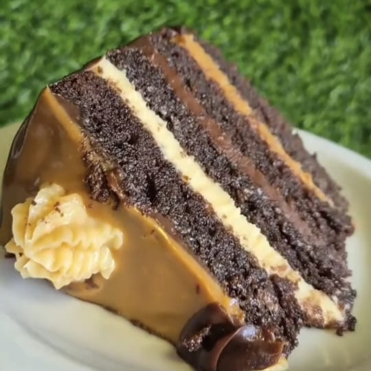 MASSA DE CHOCOLATE 50%, RECEHEIO BRIGADEIRO BRANCO, CHOCOLATE E DOCE DE LEITE